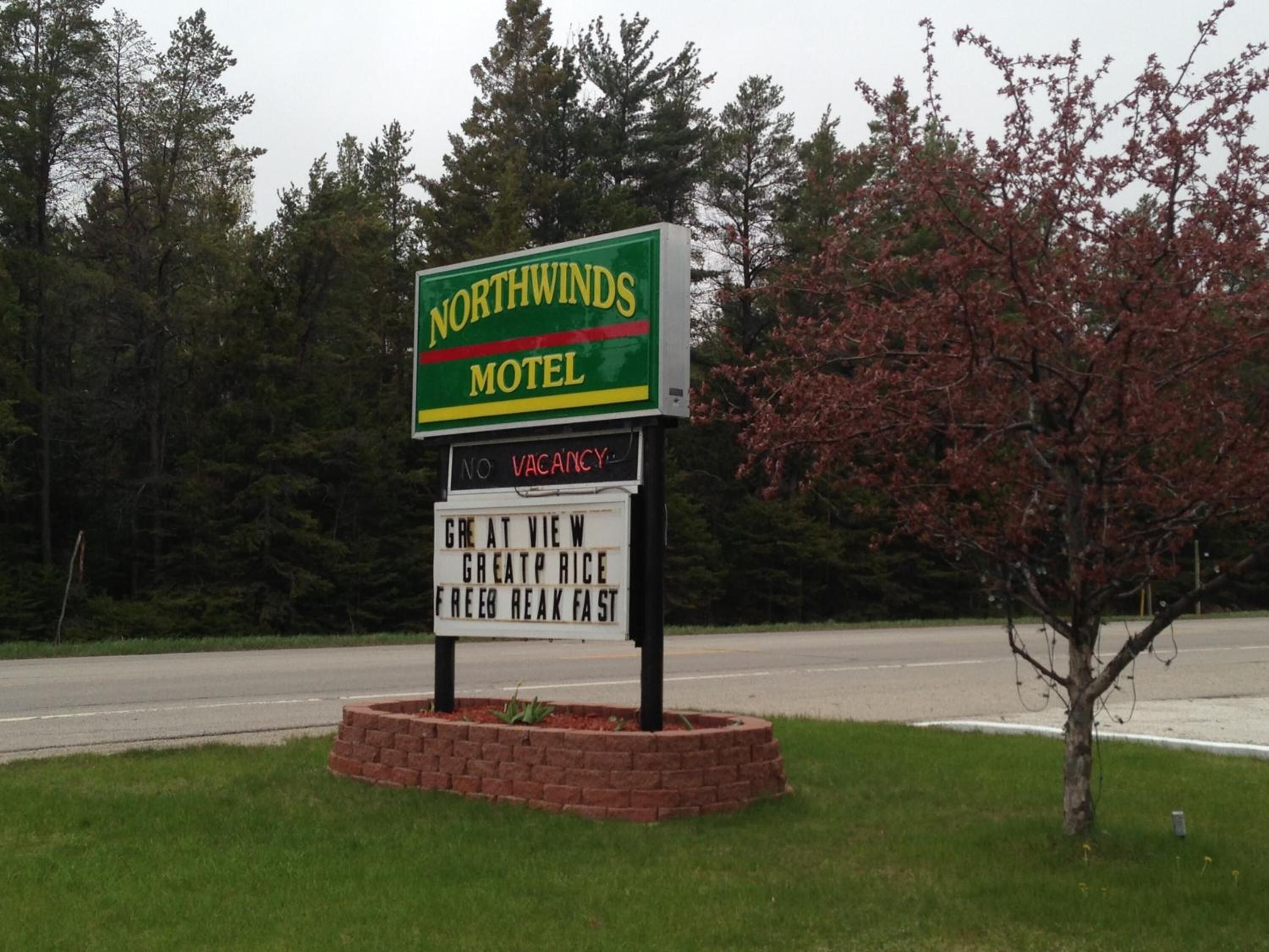 Une enseigne de motel aux couleurs vert et blanc, indiquant le nom « Northwinds Motel ».