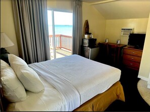 1 Queen Lakefront with Private Deck | Ropa de cama 