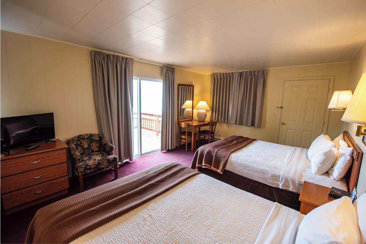 2 Queen Lakefront with Private Deck | Bed sheets