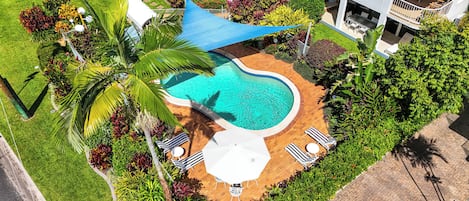 Piscine extérieure, chaises longues