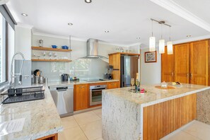 Refrigerador con freezer, microondas, horno, placa de cocina