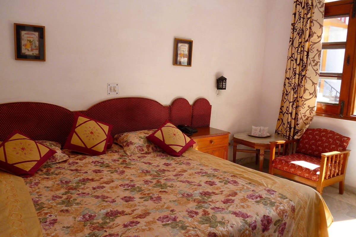 Premium bedding, down comforters, pillowtop beds, in-room safe