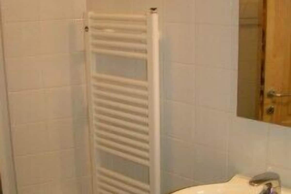 shower, free toiletries, hair dryer, bidet