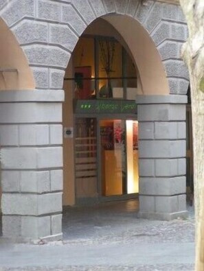 A building entrance with stone arches and a sign that reads "Hotel". - Albergo Verdi (Padova)
