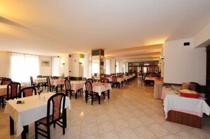 Petit déjeuner, déjeuner et dîner servis sur place