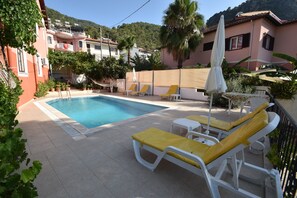 Piscine extérieure, parasols de plage, chaises longues