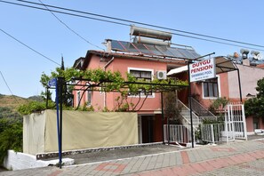 Vista frontal de la propiedad