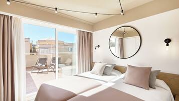 مساحة عمل للكمبيوتر المحمول وستائر تعتيم ومكواة/لوح كي