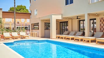 حمّام سباحة خارجي، مظلات على حمّام السباحة، مقاعد للتشمس