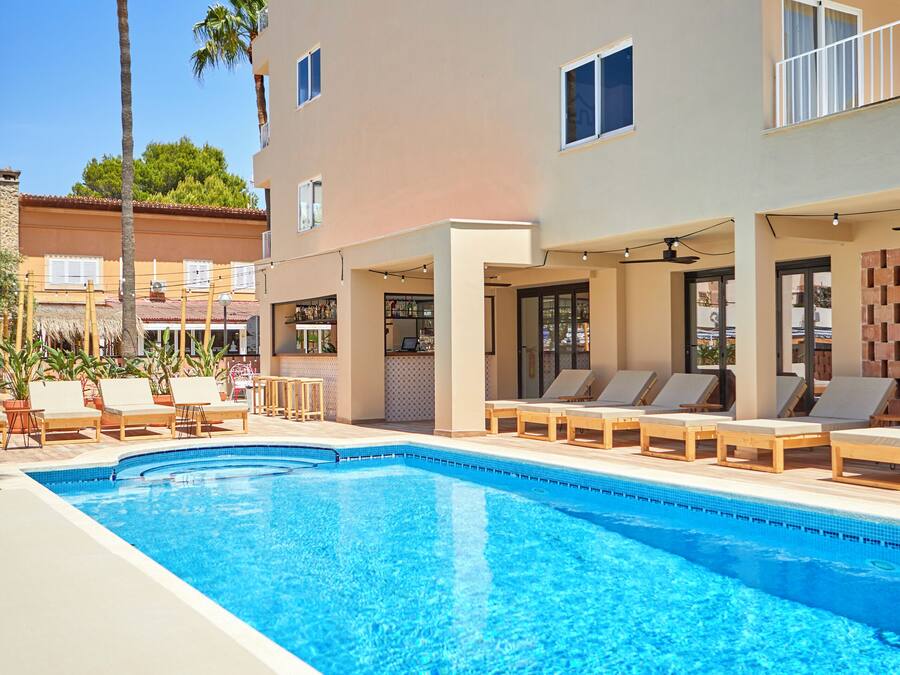 Outdoor pool, open 10:00 AM to 6:00 PM, pool umbrellas, pool loungers