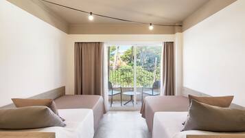 Espacio para trabajar con un portátil y cortinas opacas