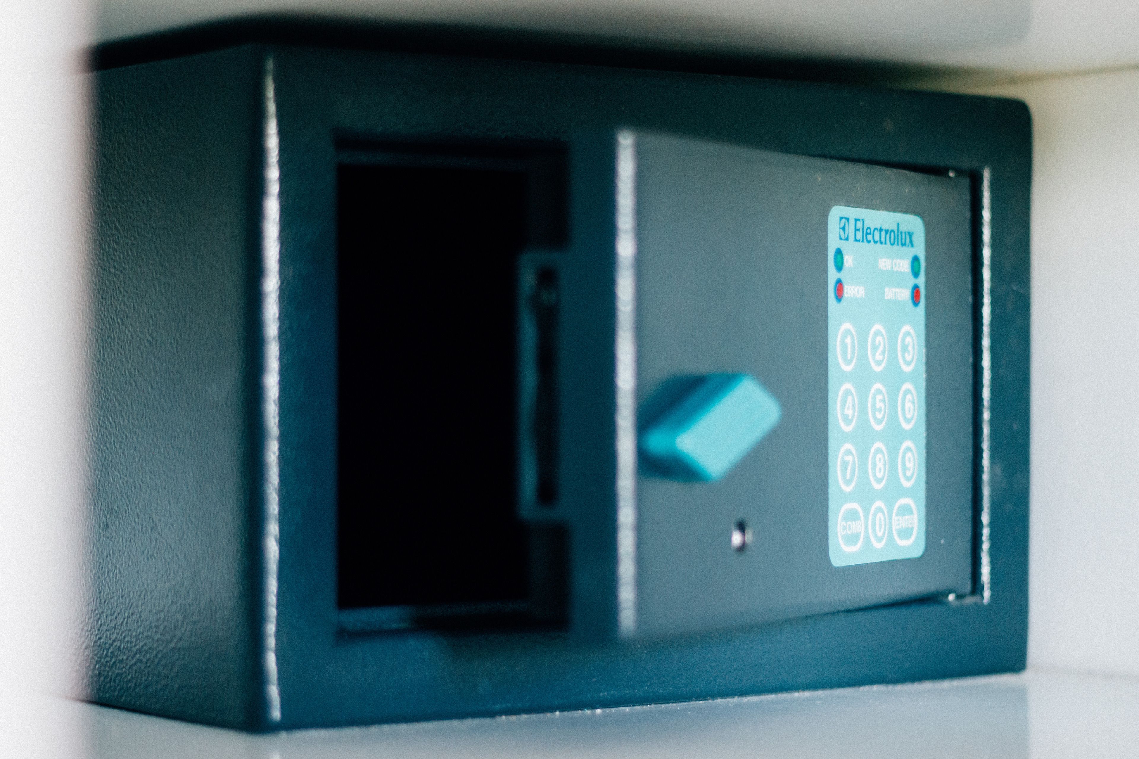 Un teclado de seguridad negro con un botón de flecha azul y la etiqueta que dice 'Electrolux'.