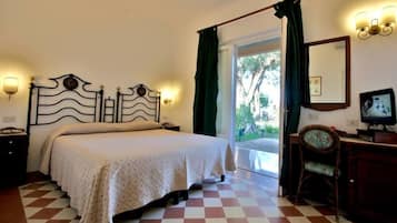 デラックス ダブルルーム パティオ シービュー | 高級寝具、羽毛の掛け布団、低反発ベッド、ミニバー