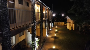 Fachada da propriedade à noite