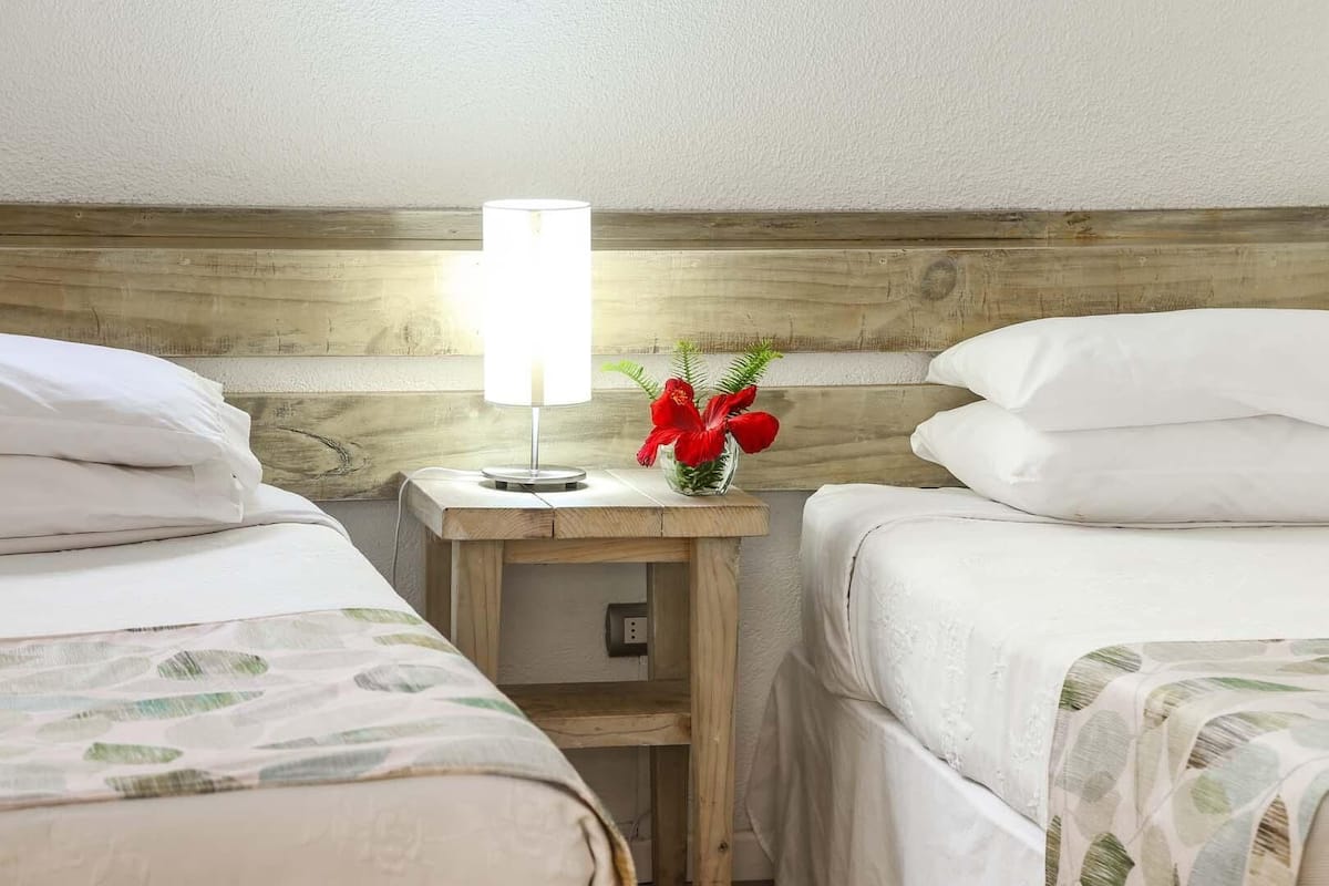 Minibar, brankas, Wi-Fi (biaya tambahan), dan seprai linen