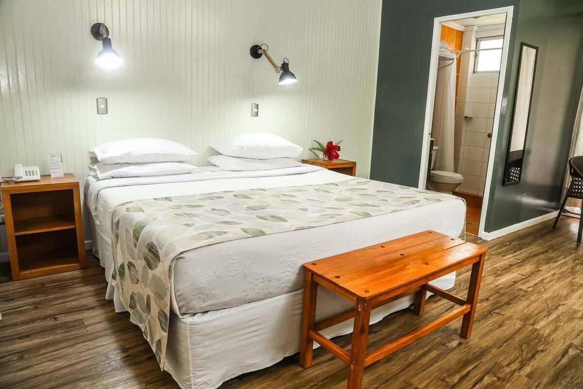 Frigobar, cofres nos quartos, escrivaninha, Wi-Fi (sobretaxa)