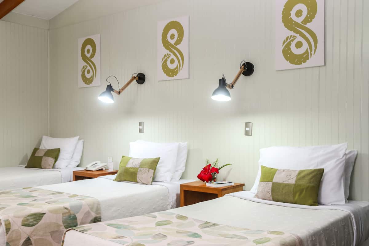 Kamar Quadruple Keluarga, pemandangan kebun | Minibar, brankas, Wi-Fi (biaya tambahan), dan seprai linen