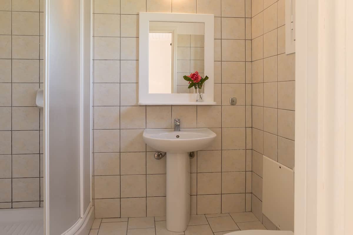 studio (for 2) | bathroom | shower, towels