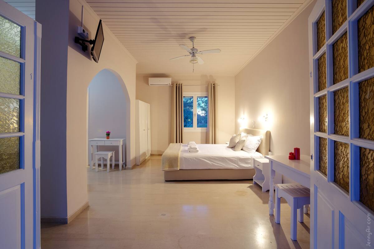 Studio (For 3) | Premium bedding, pillowtop beds, in-room safe, desk