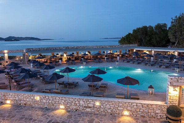 Seasonal outdoor pool, free cabanas, pool umbrellas