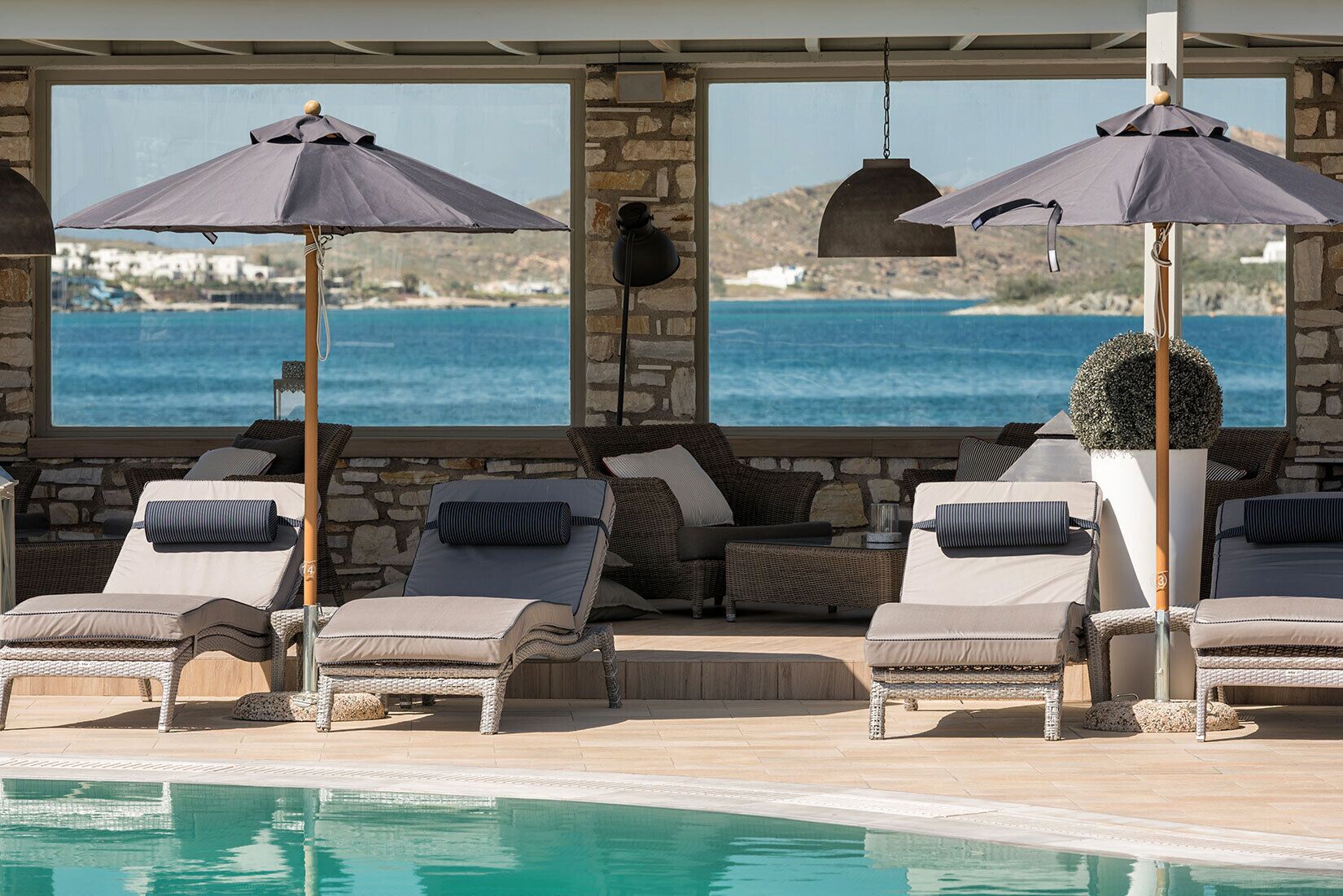 Seasonal outdoor pool, free cabanas, pool umbrellas
