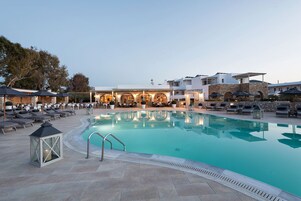 Una piscina al aire libre de temporada, cabañas de piscina gratuitas