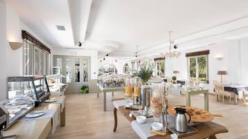 Desayuno buffet (EUR 20 por persona)