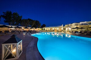 Piscina a l'aire lliure de temporada, cabanes gratuïtes i para-sols 