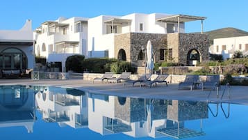 Piscina externa sazonal, barracas de cortesia, guarda-sóis