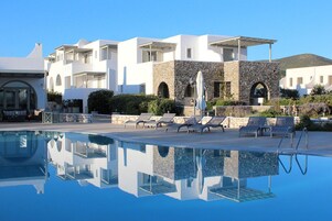 Una piscina al aire libre de temporada, cabañas de piscina gratuitas
