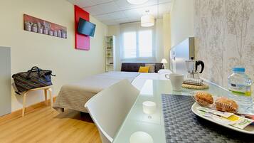 Double Room | In-room safe, desk, soundproofing, free WiFi