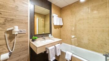 Double Room | Bathroom | Combined shower/bathtub, deep-soaking bathtub, free toiletries