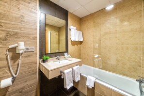Double Room | Bathroom | Combined shower/bathtub, deep-soaking bathtub, free toiletries