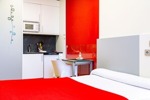 Double Room | Private kitchen | Fridge, microwave, stovetop, electric kettle