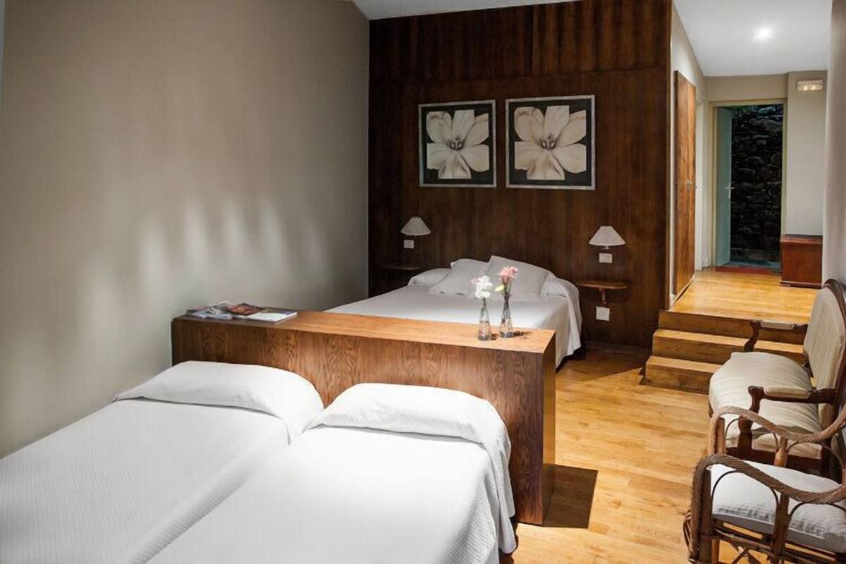 Premium bedding, cribs (free), rollaway beds (surcharge), WiFi (free)