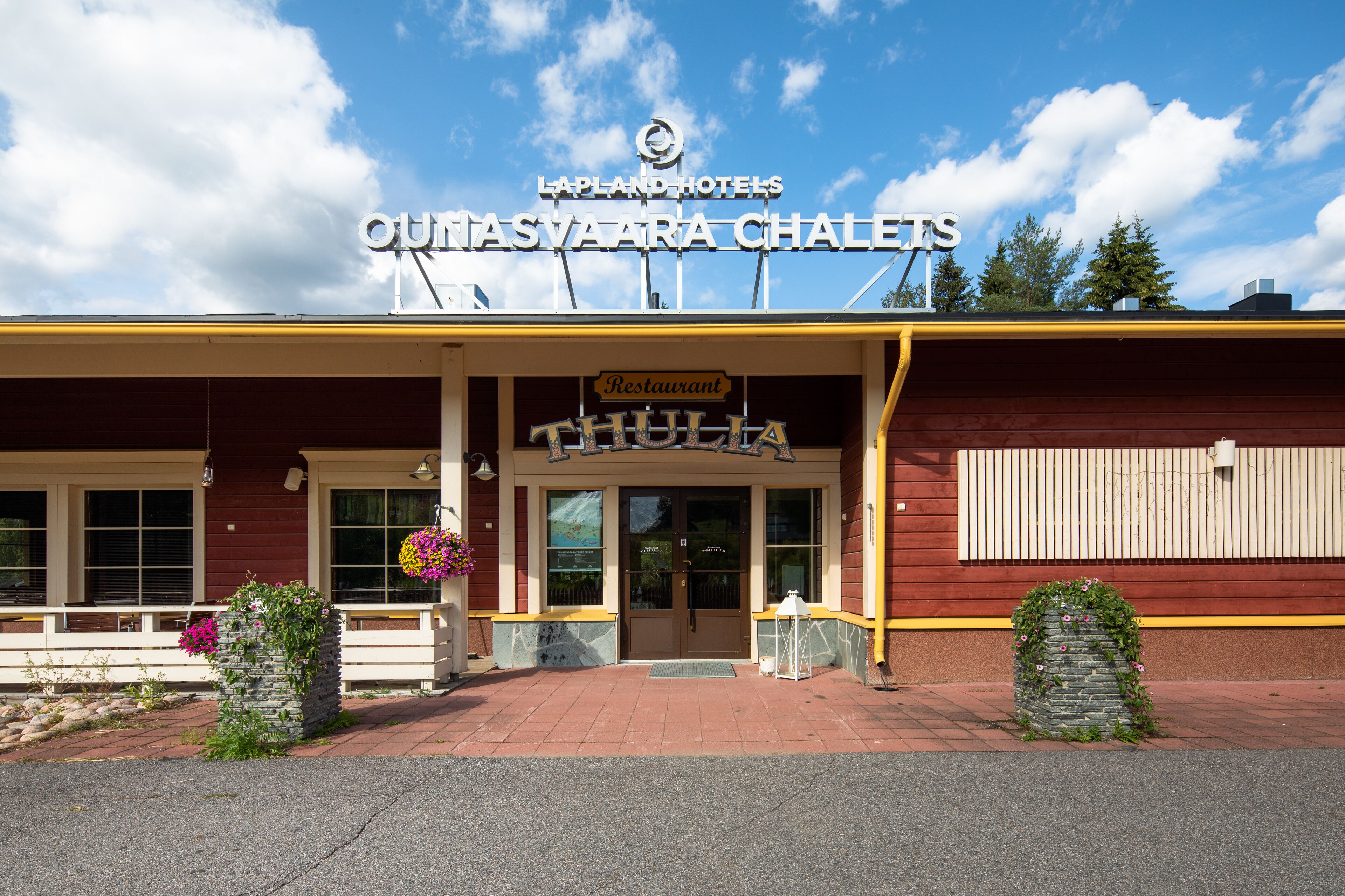 L’entrée d’un hôtel, avec une enseigne indiquant : « Lapland Hotels Ounasvaar Chalets Thulia ».