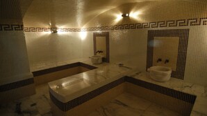 Een ruime badkamer met een groot bad, een aparte douche en een wastafelmeubel.