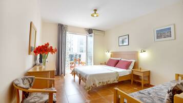 Hypo-allergenic bedding, minibar, in-room safe, desk