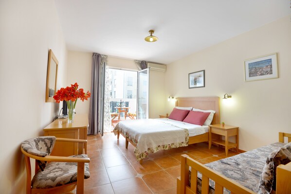 Hypo-allergenic bedding, minibar, in-room safe, desk