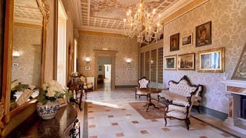 Coin salon dans le hall