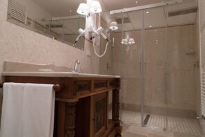 Superior-studiosuite - 1 soveværelse | Badeværelse | Gratis toiletartikler, hårtørrer, hjemmesko, bidet