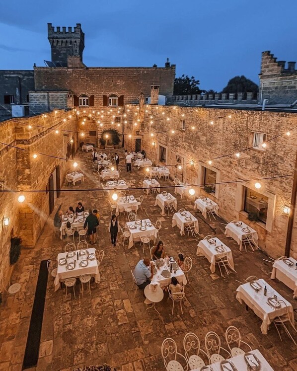Se sirven desayunos, almuerzos y cenas (con mesas al aire libre) 