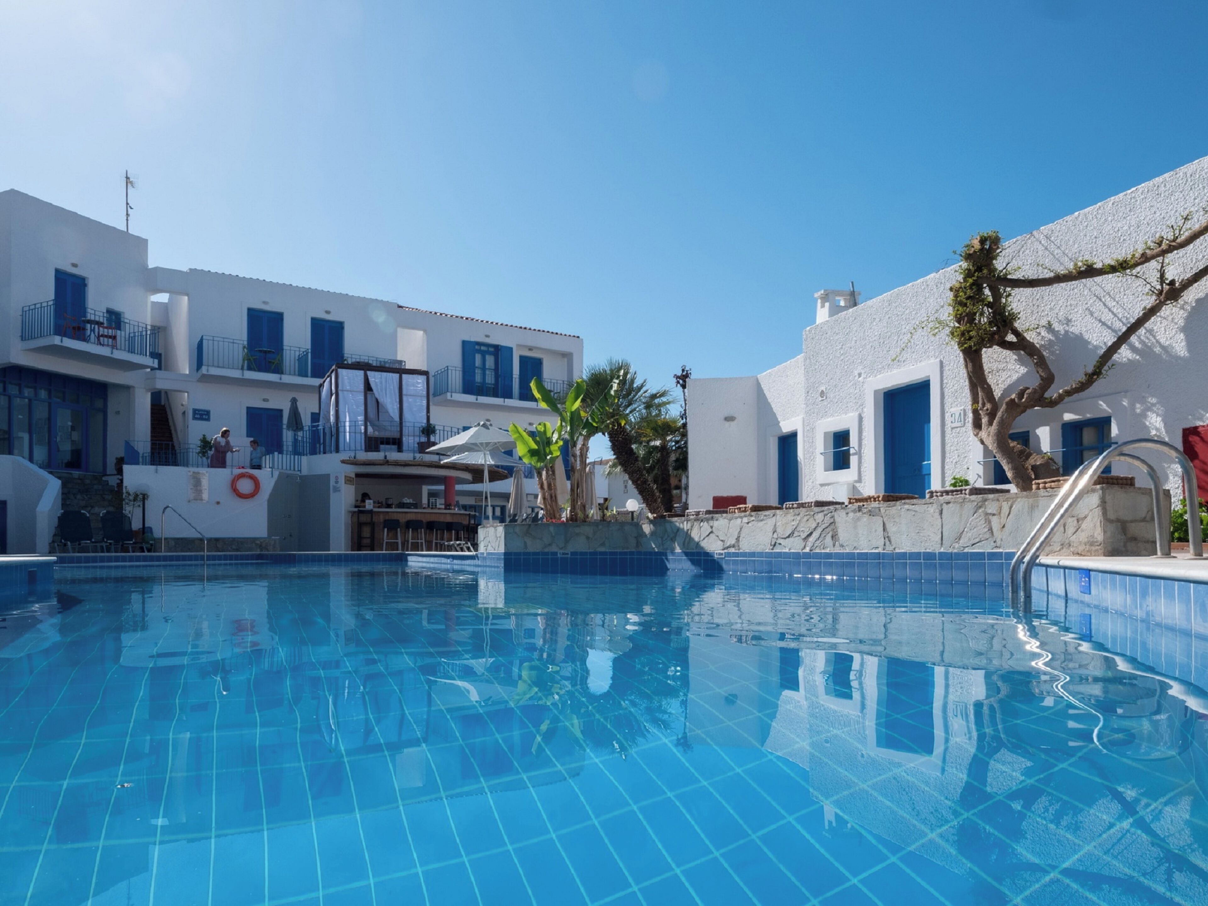 Kolam renang outdoor, dengan payung kolam renang dan kursi berjemur