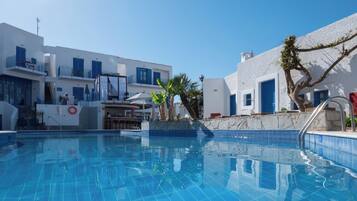 Kolam renang outdoor, dengan payung kolam renang dan kursi berjemur