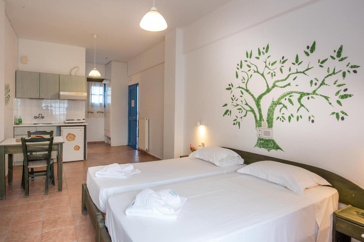 In-room safe, WiFi (free), bed sheets