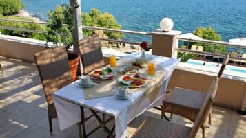 Free daily buffet breakfast