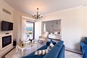 Suite – deluxe, 1 kingsize-seng med sovesofa, sjøutsikt | Oppholdsrom | TV