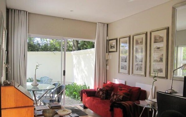 Cottage (Self Catering) | Living area