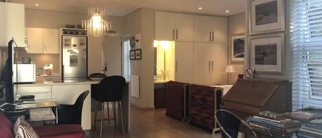 Cottage (Self Catering) | Woonruimte | Een 92-cm plasmatelevisie met satellietzenders en televisie