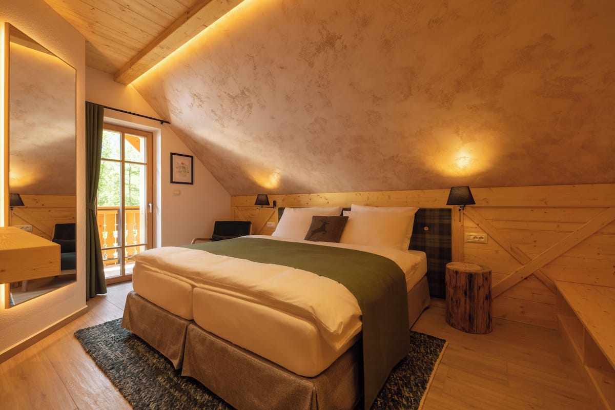 1 bedroom, Egyptian cotton sheets, pillowtop beds, desk